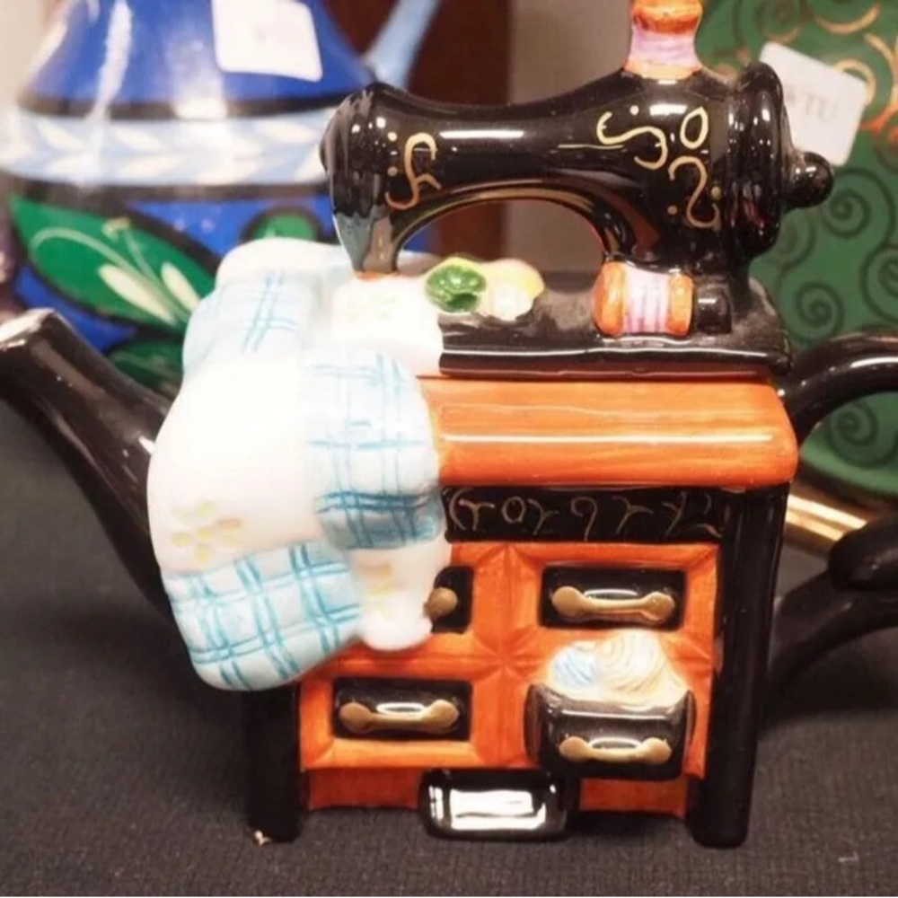 🌟 Vintage Sewing-Themed Ceramic Teapots - Including Sewing Machine Form 🌟